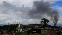 Asap hitam berasal dari gedung yang terbakar di kota Marinaot, setelah tentara pemerintah terus-menerus menyerang dengan gerilyawan dari kelompok militan terkait ISIS yang telah mengambil alih sebagian besar di Kota Marawi, Filipina Selatan. REUTERS / Romeo Ranoco