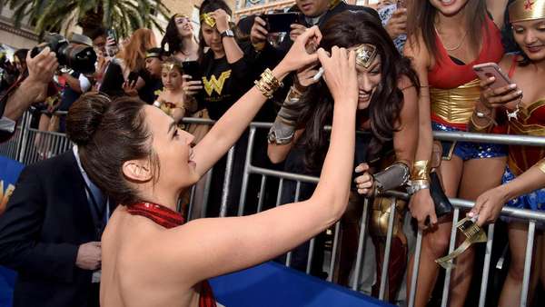 So Hot! Seksinya Gal Gadot dalam Dress Merah So Hot! Seksinya Gal Gadot dalam Dress Merah
