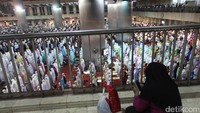 Lantai atas masjid tampak masih kosong.