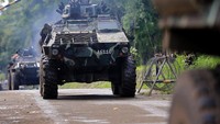 Tentara pemerintah berpatroli dengan kendaraan militer setelah melakukan serangan lanjutan terhadap militan dari kelompok terkait ISIS di kota Marawi, Filipina Selatan. REUTERS / Romeo Ranoco