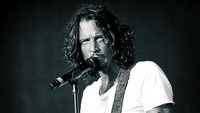 Pentolan Audioslave dan Soundgarden ini meninggal beberapa jam usai manggung pada 18 Mei lalu. Ia ditemukan di kamar mandi dan bunuh diri karena gantung diri. Sebelumnya pelantun Cochise ini meracau sudah lelah lewat sambungan telepon kepada sang istri. Foto: Facebook