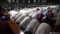 Tak hanya di Istiqlal, sejumlah masjid lainnya di Jakarta juga menggelar salat tarawih berjamaah. Salah satunya adalah Masjid Sunda Kelapa, Jakpus. Wapres Jusuf Kalla (JK) menunaikan salat tarawih pertamanya di Masjid Sunda Kelapa.