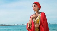 Aktris berusia 31 tahun itu juga tampak seksi dengan busana khas India, Saree dari Anamika Khanna. (Dok. Instagram/sonamkapoor)