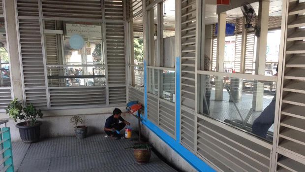 Halte TransJ juga dicat dan lantainya dibersihkan.