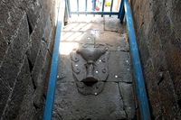Simbol lingga dan yoni di lantai candi (Wahyu/detikTravel)