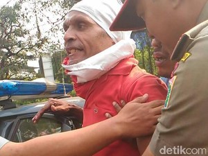 Dibujuk Pakai Nasi Padang, Agustinus Akhirnya Turun dari Baliho
