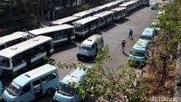 Kopaja dan Mikrolet antre menaikkan penumpang.