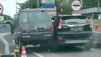 Beberapa foto yang didapat detikOto sudah ramai dibicarakan di dunia maya. Mobil Honda CR-V dan Daihatsu Zebra keluaran jadul saling pepet di depan pintu tol. Foto: Istimewa