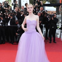 Elle Fanning hadir di premier film The Beguiled Festival Film Cannes ke-70 di Palais des Festivals pada 24 Mei 2017 di Cannes, Prancis. (Foto: Neilson Barnard / Getty Images)
