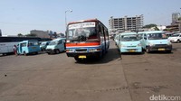 Angkutan umum terparkir di sekitar area terminal. 