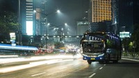 Bus Volvo melintas di Jalan Jenderal Sudirman, Jakarta. Bus ini menggunakan mesin Volvo D7A. Mesin itu dilengkapi dengan transmisi otomatis 6 percepatan, integrated retarder dan optimised rear axle ratio. Pool/Volvo.