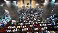 Jemaah tampak hanya memenuhi bagian dasar dari masjid.