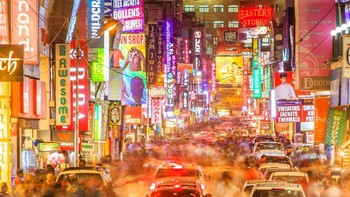 Ribuan peserta dari berbagai negara turut meramaikan kontes foto bergengsi yang digelar setiap tahun. Potret jalanan yang ramai dan padat ini diambil oleh Nikhil Rasiwasia saat suasana bulan Ramadan di Bangalore. (Foto: National Geographic/Nikhil Rasiwasia)