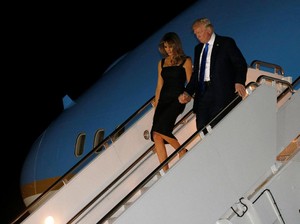 Donald dan Melania Trump Gandengan Tangan Lagi Pasca Isu Pernikahan Retak