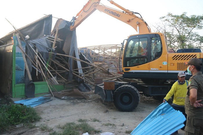 Bangunan Liar di Sekitar Bandara Soekarno-Hatta Dibongkar