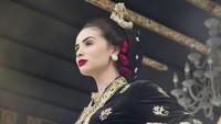 Sheldry Saez pun menggenakan pakaian adat Jawa saat mengunjungi Keraton Yogyakarta. Parasnya begitu anggun (KBRI Panama City)