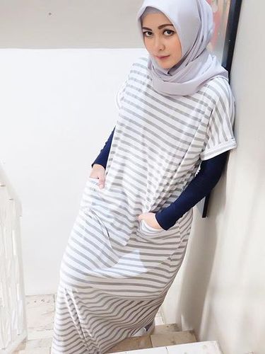 Foto: Cantiknya Richa Novisha, Istri Gary Iskak dengan Hijab Simpel