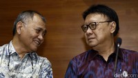 Ketua KPK Agus Rahardjo (kiri), Mendagri Tjahjo Kumolo (tengah) dan Irjen Kemendagri Sri Wahyuningsih memberikan keterangan pers usai rapat di Gedung KPK, Jakarta, Jumat (26/5/2017).