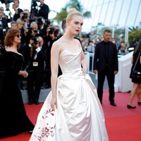 Elle Fanning menghadiri premier film Les Fantomes dIsmael dan pembukaan Festival Film Cannes ke-70 di Palais des Festivals pada 17 Mei 2017 di Cannes, Prancis. (Foto: Andreas Rentz / Getty Images)
