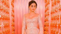 Sonam pun tampak sangat cantik dengan dress pink rancangan Elie Saab. (Dok. Instagram/sonamkapoor)