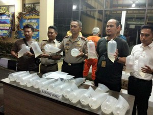 Polisi Gerebek Gudang Penyimpanan Benih Lobster di Sukabumi