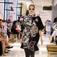 Fashion Show yang di gelar Galeries Lafayette yang mengusung tema Fascinating Ramadan menggandeng desainer indonesia diantaranya Ghea Panggabean dan juga Balijava by Denny Wirawan. Pasific Place, Jakarta. [Foto: Mohammad Abduh/Wolipop]