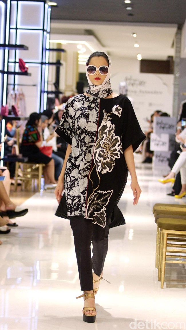 Fashion Show yang di gelar Galeries Lafayette yang mengusung tema Fascinating Ramadan menggandeng desainer indonesia diantaranya Ghea Panggabean dan juga Balijava by Denny Wirawan. Pasific Place, Jakarta. [Foto: Mohammad Abduh/Wolipop]