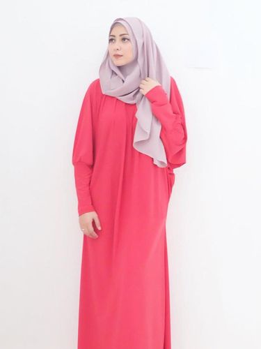 Foto: Cantiknya Richa Novisha, Istri Gary Iskak dengan Hijab Simpel