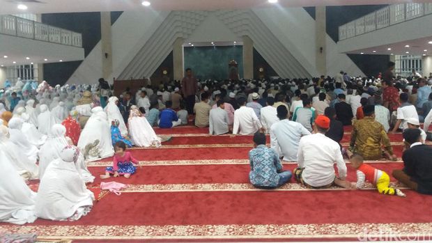  Plt Gubernur DKI Jakarta Djarot Saiful Hidayat melakukan salat tarawih pertamanya di Masjid Raya Jakarta KH Hasyim Asy'ari