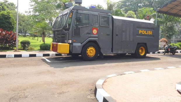 Water cannon di Kantor Menko Perekonomian