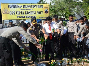 Polres Rembang Musnahkan Ribuan Botol Miras