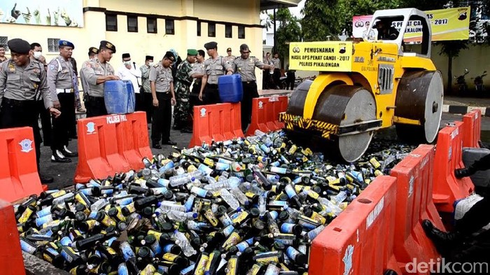 Jelang Ramadhan, Polisi Pantura Ramai-Ramai Musnahkan Miras