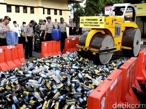 Jelang Ramadhan, Polisi Pantura Ramai-Ramai Musnahkan Miras