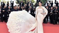 Penampilannya dengan dress putih di acara serupa pada tahun 2016 lalu. (Dok. Instagram/sonamkapoor)