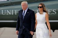 Dilelang, Potongan Cake Pernikahan Donald Trump Berusia 12 Tahun