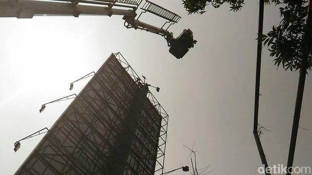 Petugas Damkar Bujuk Agustinus Turun dari Baliho Dekat Gedung KPK