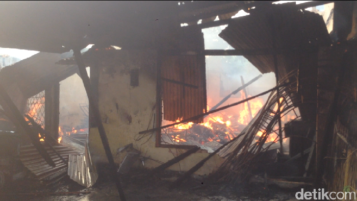 Rumah di Kramat Jati Jaktim Terbakar, 5 Unit Damkar Diturunkan