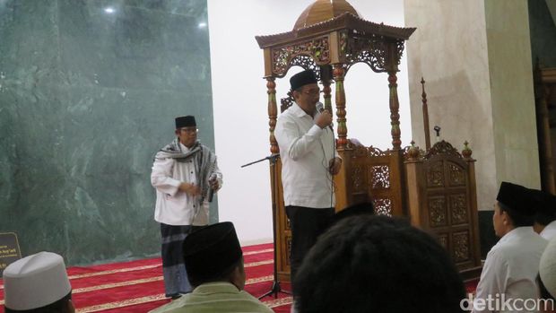  Plt Gubernur DKI Jakarta Djarot Saiful Hidayat melakukan salat tarawih pertamanya di Masjid Raya Jakarta KH Hasyim Asy'ari