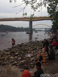 Warga Riau Suka Cita Sambut Ramadan dengan Balimau Kasai