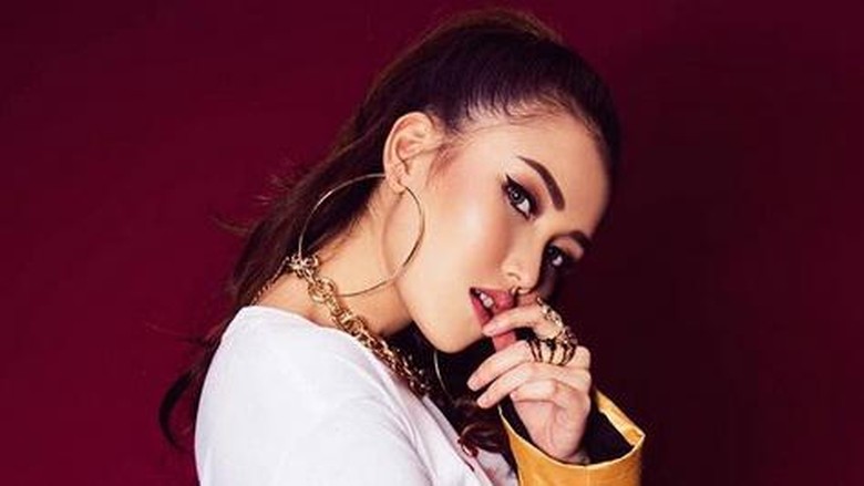 Ayu Ting Ting Sebut Enji Nggak Tahu Diri, Raisa-Hamish Daud Foto Prewed? Ayu Ting Ting Sebut Enji Nggak Tahu Diri, Raisa-Hamish Daud Foto Prewed?