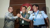 (Ki-ka) Ketua KPK Agus Rahardjo, Panglima TNI Jenderal Gatot Nurmantyo dan KSAU Marsekal TNI Hadi Tjahjanto melakukan salam komando saat menggelar konferensi pers terkait kasus dugaan korupsi pengadaan helikopter Agusta Westland (AW) 101, Jumat (26/5/2017).