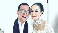 Kalina tampil cantik dengan balutan kebaya berwarna putih di hari bahagianya tersebut. (Instagram/alvinadam1)