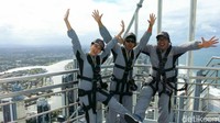 Gold Coast di Queensland, Australia punya destinasi penuh adrenalin. Wisatawan bisa mencoba naik menantang maut ke puncak gedung tertinggi di Australia (Fitraya/detikTravel)