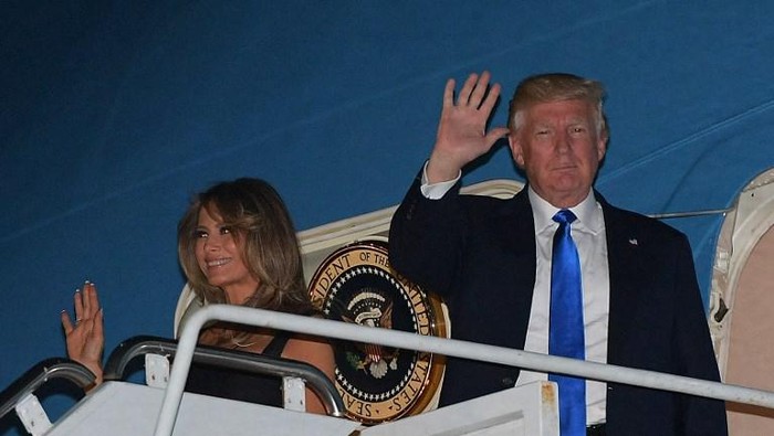 U.S. President Donald Trump and first lady Melania Trump arrive aboard Air Force One at Sigonella Air Force Base at Naval Air Station Sigonella in Sicily, Italy May 25, 2017.  REUTERS/Jonathan Ernst