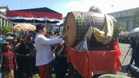 Usai memberi sambutan, Walikota Hendi pun menabuh bedug sebagai tanda acara karnaval dimulai (Angling/detikTravel)