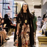 Fashion Show yang di gelar Galeries Lafayette yang mengusung tema Fascinating Ramadan menggandeng desainer indonesia diantaranya Ghea Panggabean dan juga Balijava by Denny Wirawan. Pasific Place, Jakarta. [Foto: Mohammad Abduh/Wolipop]