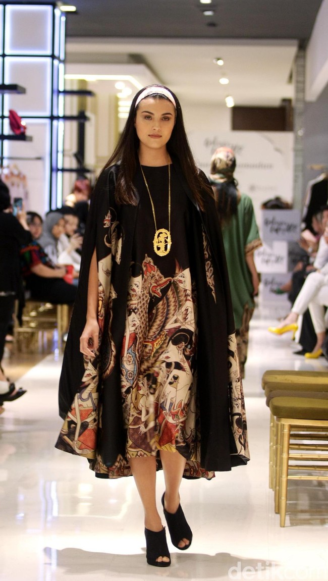 Fashion Show yang di gelar Galeries Lafayette yang mengusung tema Fascinating Ramadan menggandeng desainer indonesia diantaranya Ghea Panggabean dan juga Balijava by Denny Wirawan. Pasific Place, Jakarta. [Foto: Mohammad Abduh/Wolipop]