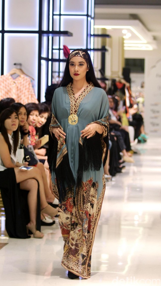 Fashion Show yang di gelar Galeries Lafayette yang mengusung tema Fascinating Ramadan menggandeng desainer indonesia diantaranya Ghea Panggabean dan juga Balijava by Denny Wirawan. Pasific Place, Jakarta. [Foto: Mohammad Abduh/Wolipop]