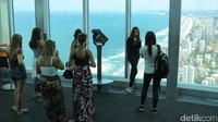 Di SkyPoint Observation Deck, wisatawan menikmati pemandangan Gold Coast dengan lebih santai bersama puluhan wisatawan lain. Ada yang bersama teman-teman dan beberapa wisatawan keluarga (Fitraya/detikTravel)