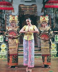 Sheldry Saez berfoto dengan para penari Bali (KBRI Panama City)